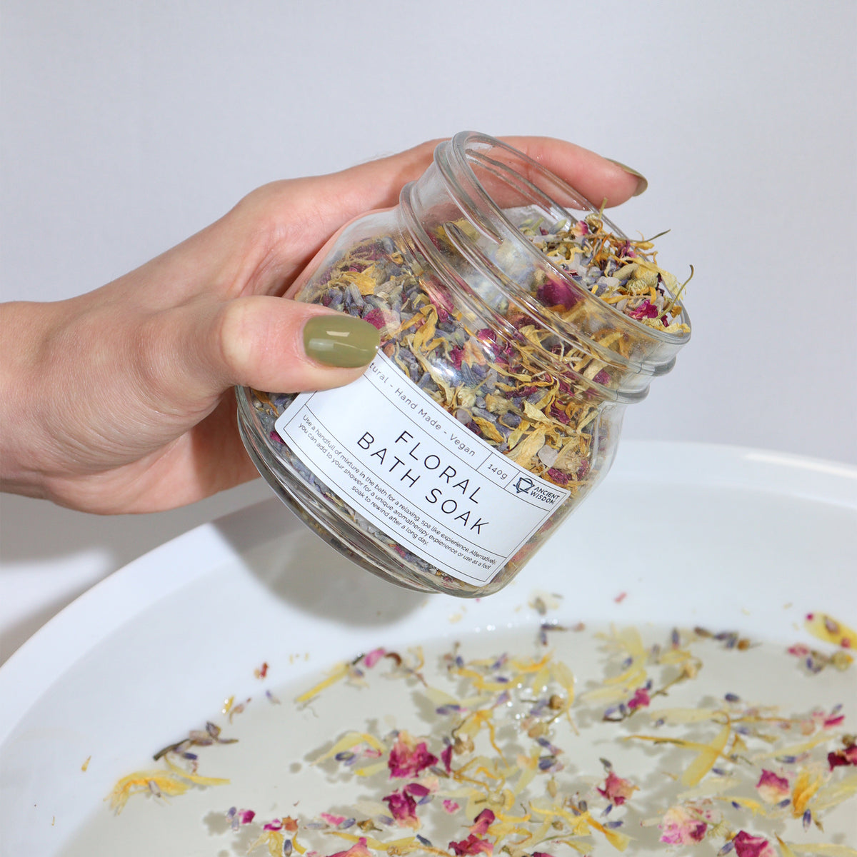 Floral Bath Soak Badesalt Blend i brug