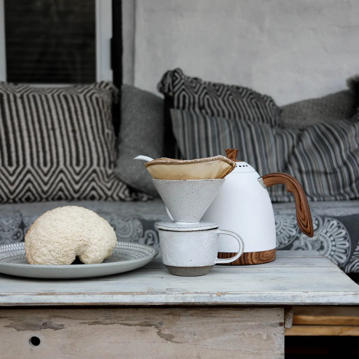 lions mane økologisk kaffe bønner med kande og lions mane svamp liggende ved siden af