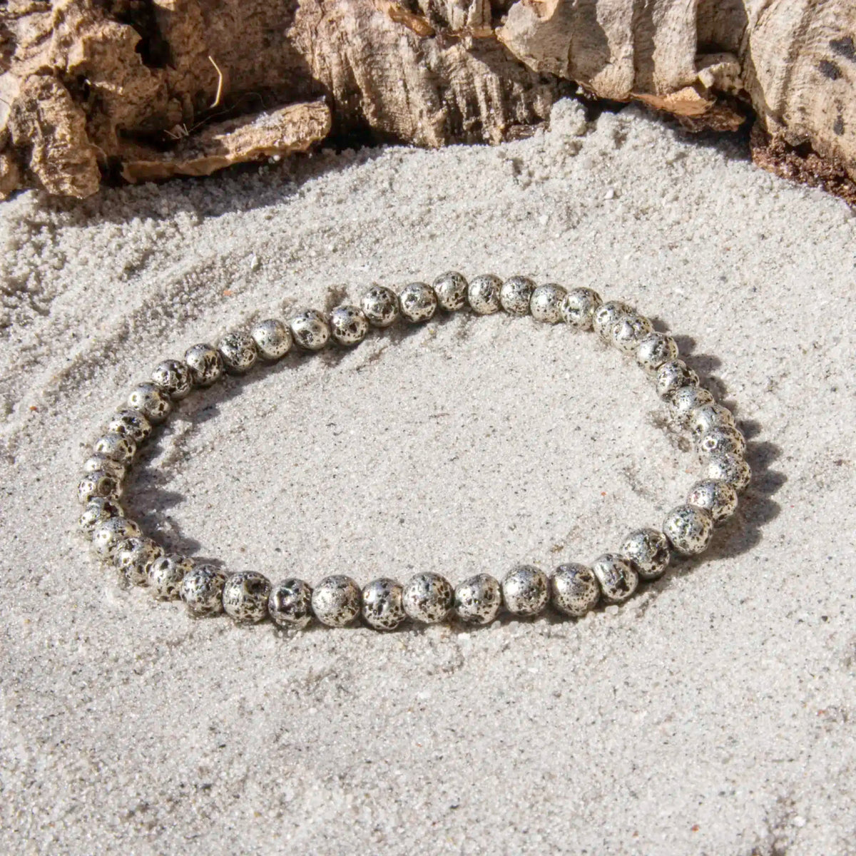 Sølvfarvet Lava armbånd 4 mm