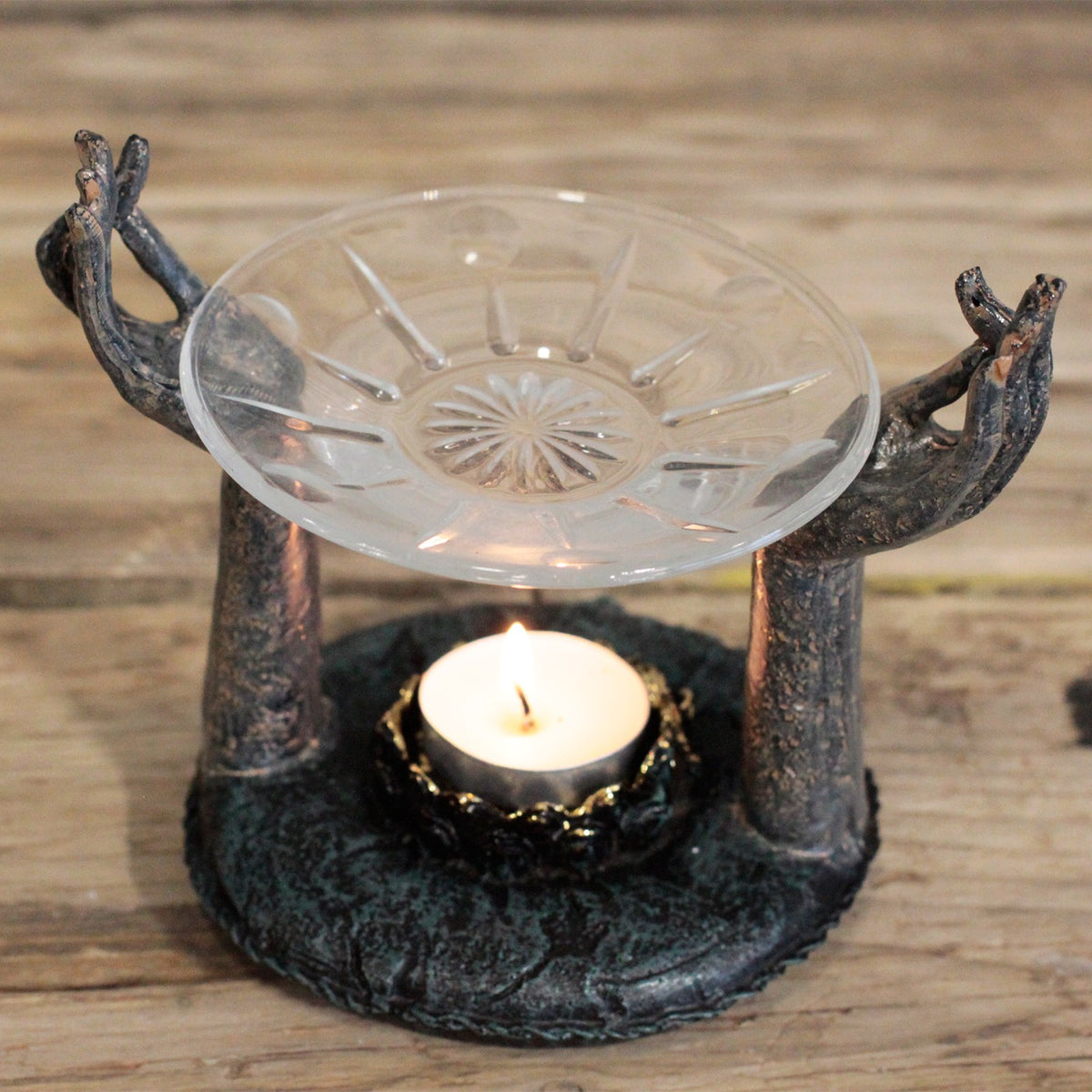 divine hands diffuser med hænder der holder en glasskål