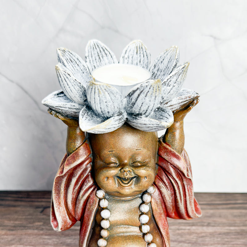 lotus munk statue med fyrfadsstage i lotussen