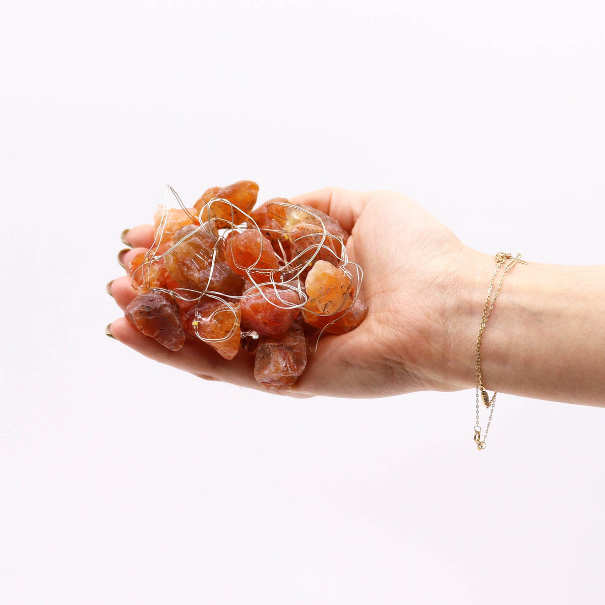 orange jade lyskæde liggende i en hånd