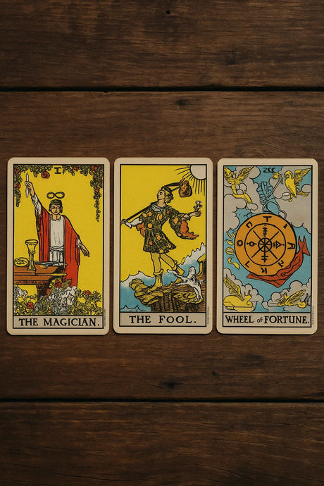 tarotkort oplæg med The Magician, The Fool og The Wheel Of Fortune