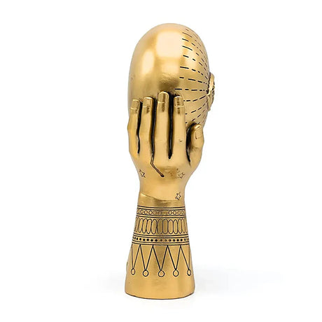 altseende øje statue i guldfarve