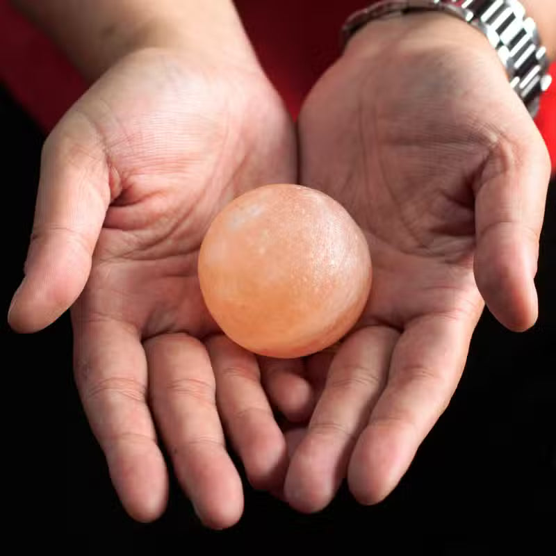 Kugle af lys rosa himalayasalt på cirka 4,5 cm, duftfri og 140 gram