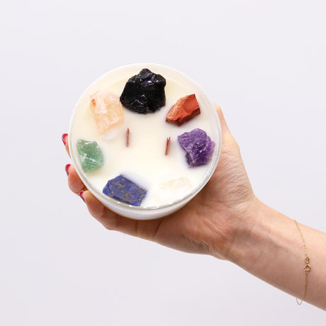 7 chakra krystal duftlys i hånd