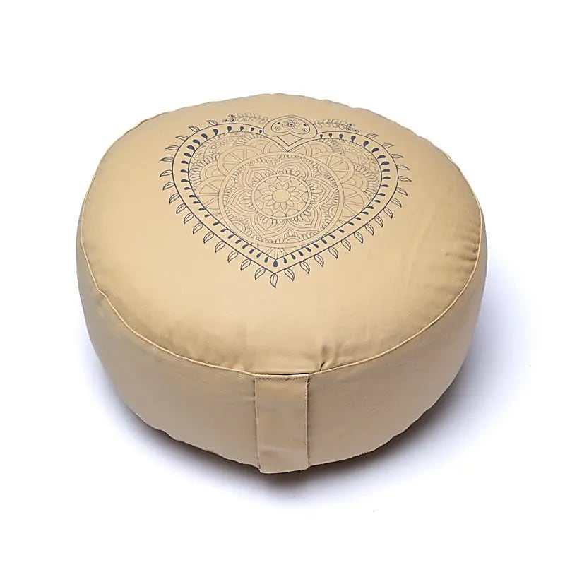 Meditationspude i beige med hjerte mandala som print på midten af puden