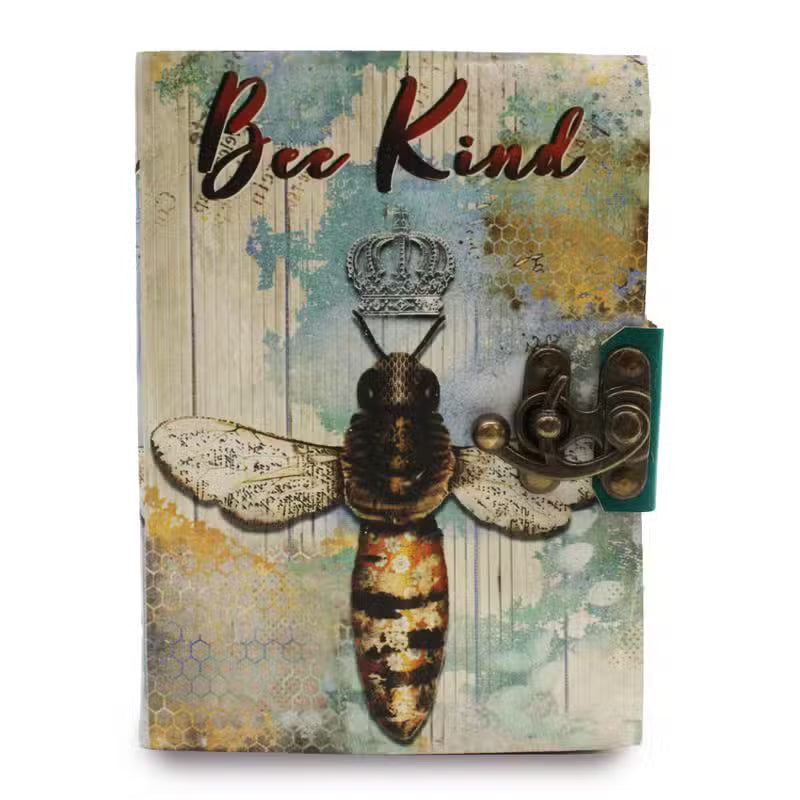 Notesbog i læder med Bee Kind-motiv og spændelukning, 18 x 13 cm