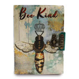 Notesbog i læder med Bee Kind-motiv og spændelukning, 18 x 13 cm