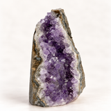 Ametystgrotte nummer 4 på 110 gram, den letteste, med violette krystaller