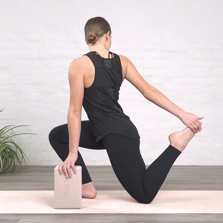 Blush MYGA yoga blok dame der bruger blokken