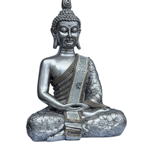 buddha statue i sølv nuancer fra siden