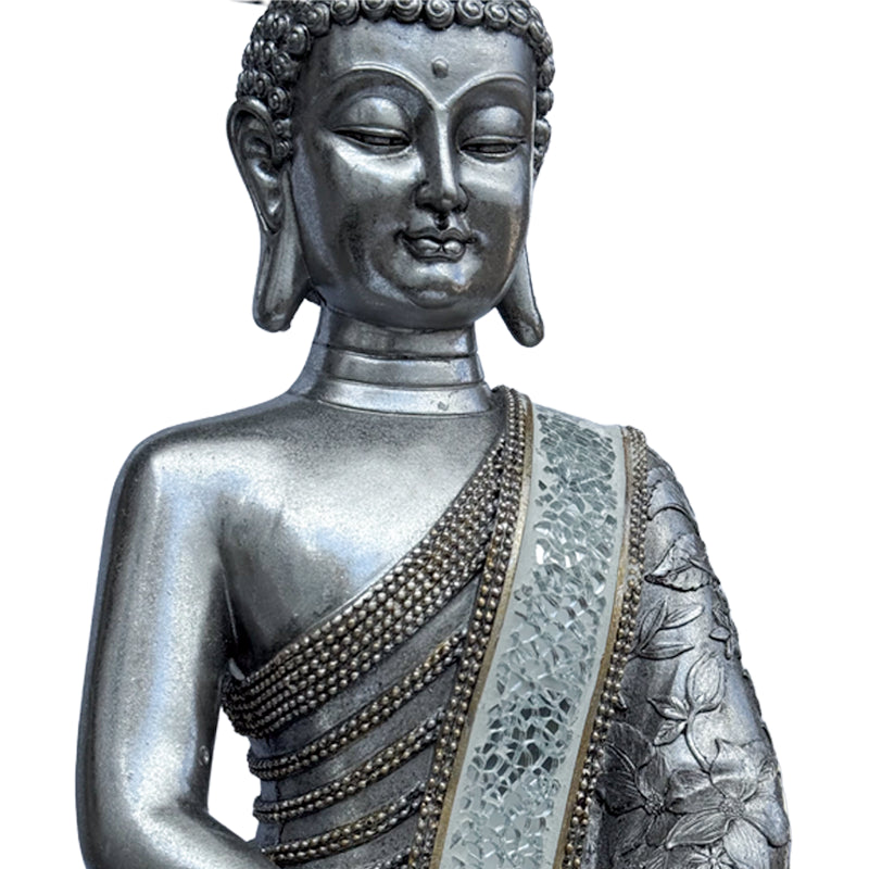 buddha statue i sølv nuancer tæt på