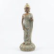 Buddha der holder en lotus i hånden