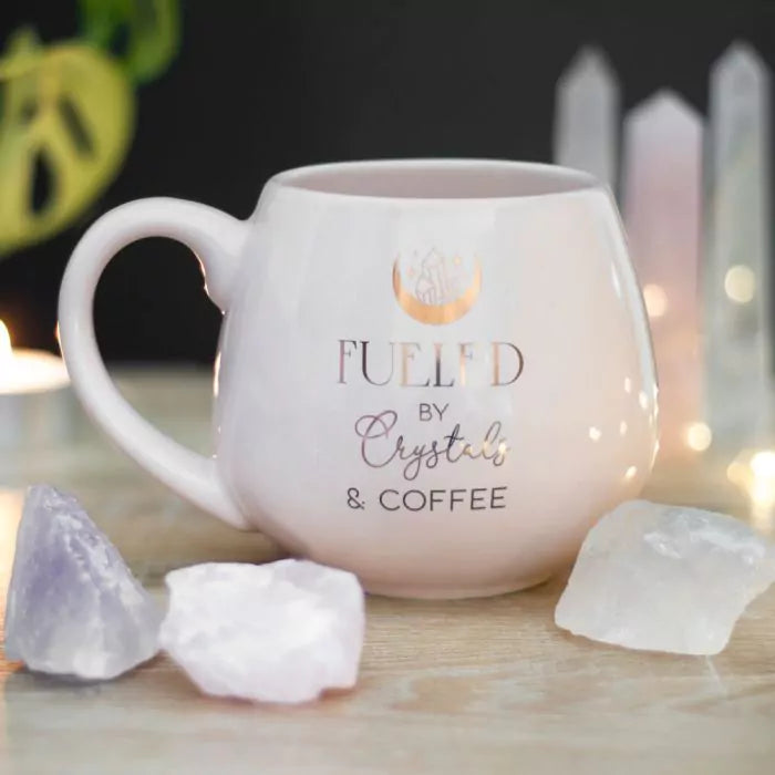 Fueled by Crystals and Coffee | Kop | Krus | 500 ml | Krystal Inspireret