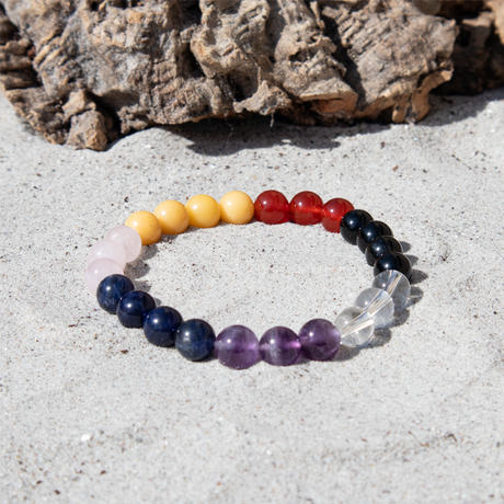 7 chakra armbånd i gule, røde, sorte, hvide, lilla, blå og lyserøde nuancer