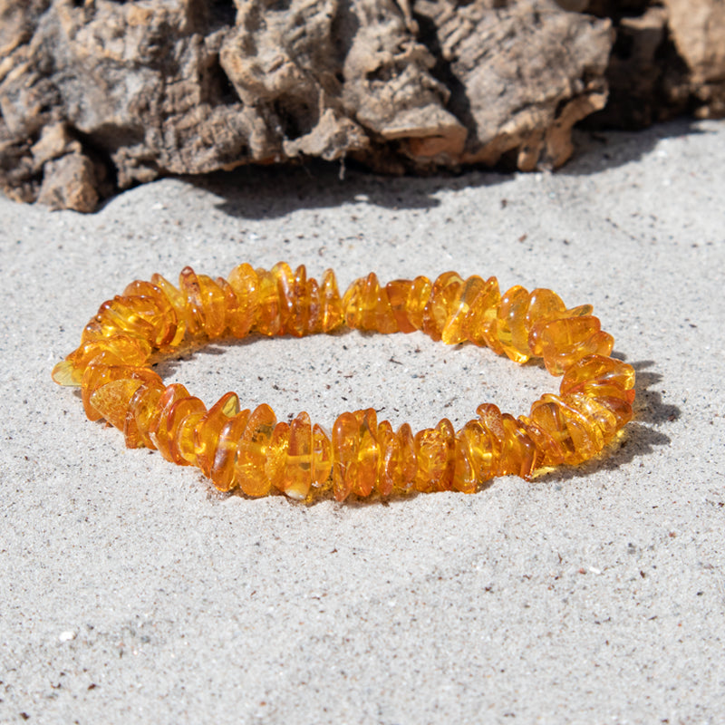 Rav chip armbånd i orange nuancer.