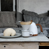 lions mane økologisk kaffe bønner med kande og lions mane svamp liggende ved siden af