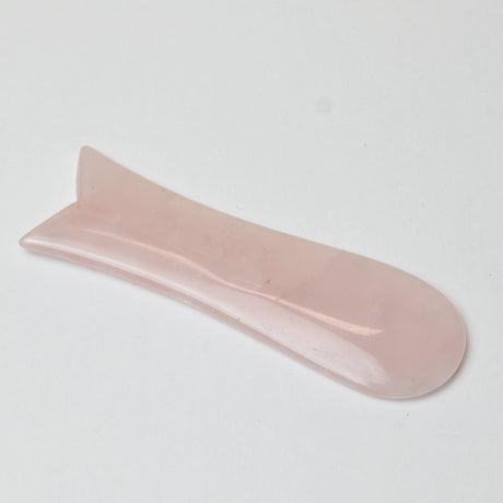 rosakvarts gua sha i lyserød