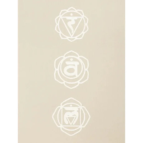 print af chakra med hvidt på yogamåtte