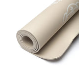 beige yogamåtte rullet sammen
