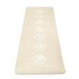 beige chakra yogamåtte med hvidt print