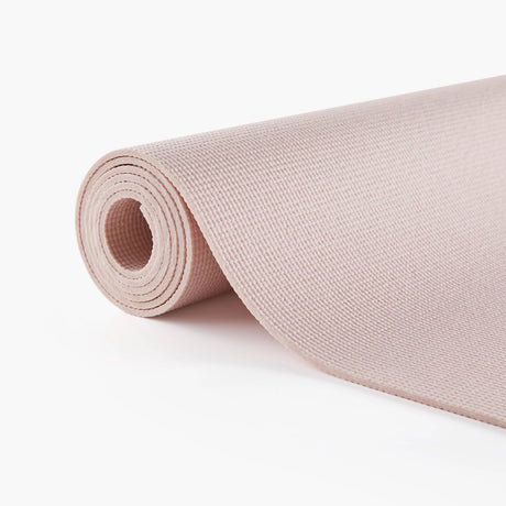 blush MYGA yoga måtte rullet sammen