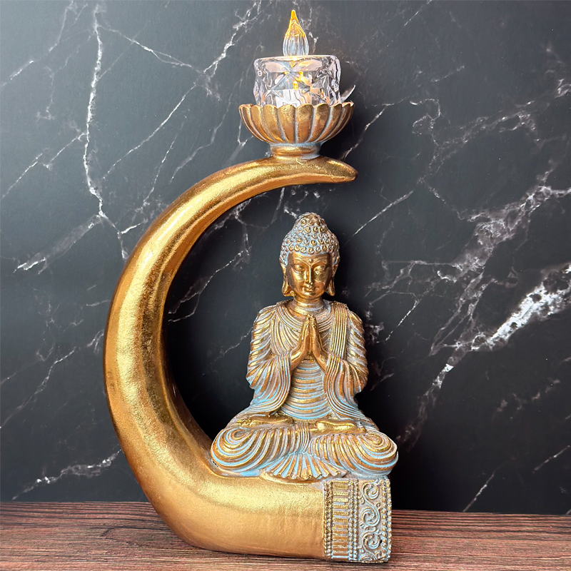 buddha på stødtand statue i gyldne nuancer