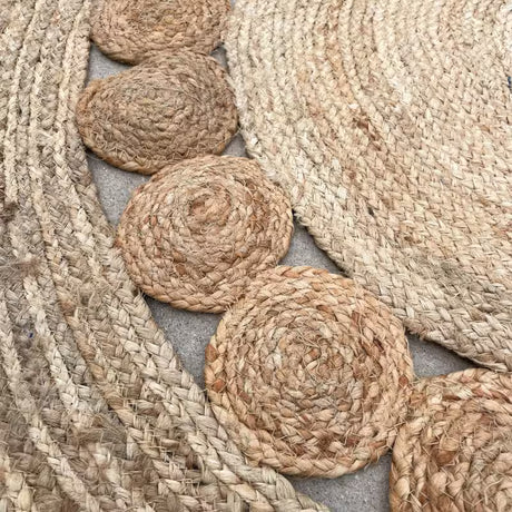 Rundt jutetæppe fra Indien på Ø 120 cm med cirkler i cirkler, naturfibre