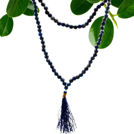 lapis lazuli krystal mala med blade ved siden af som dekoration