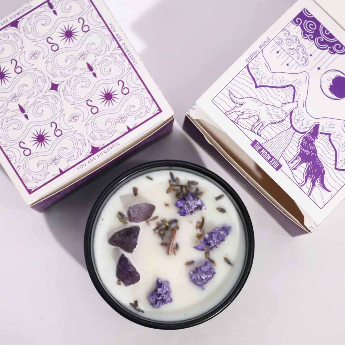 lavendel og ametyst krystal duftlys fra hop hare set oppefra med æsken ved siden af, der viser "The Moon" tarotkortet