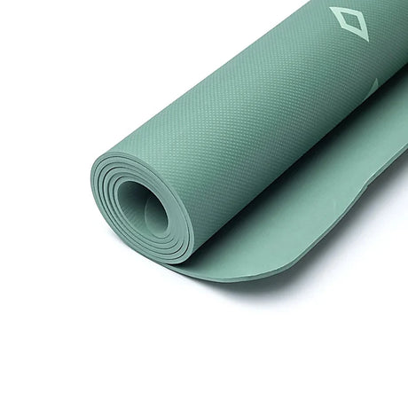 yogamåtten liggende rullet sammen