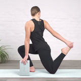 petrol MYGA yoga blok i brug