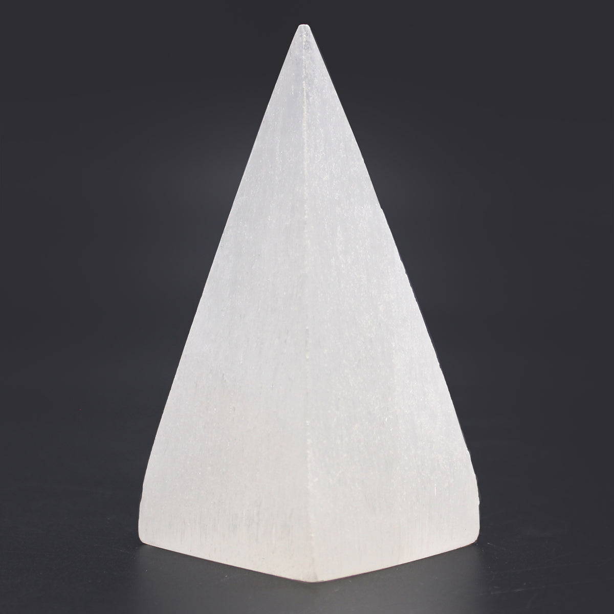 hvid selenit formet som en pyramide