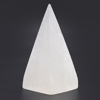hvid selenit formet som en pyramide