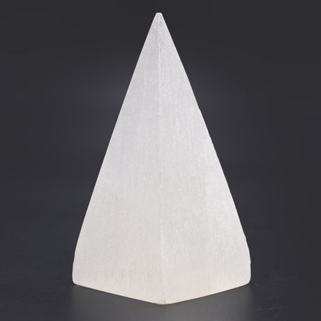 hvid selenit formet som en pyramide