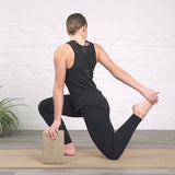 træ MYGA yoga blok i brug