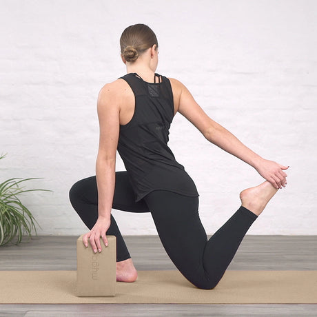 træ MYGA yoga blok i brug