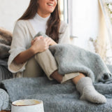 hygge billede af kvinde med tæppe og kaffekop