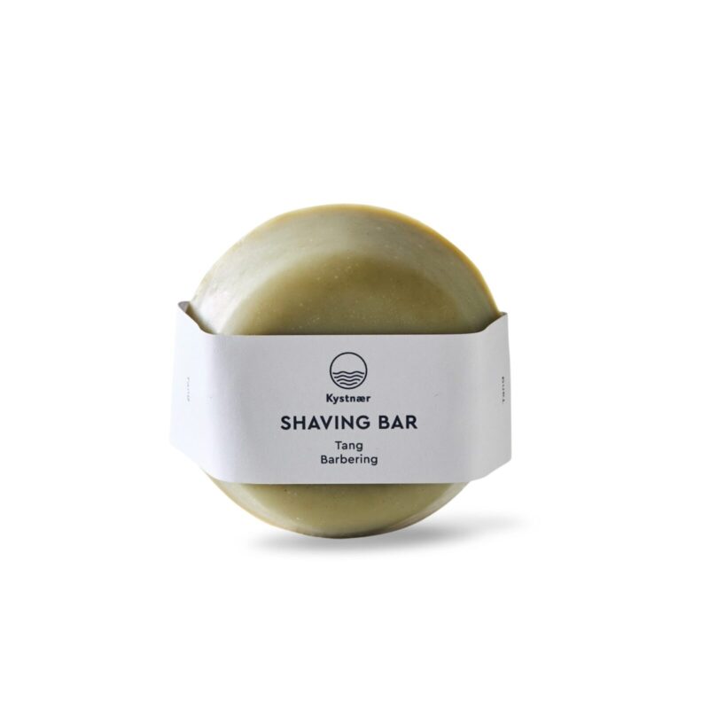 detaljer Beskrivelse Shaving bar med pleje og beskyttelse Tang shaving bar er udviklet til en behagelig og skånsom barbering. Produktet er velegnet til både kvinder og mænd og kan anvendes på alle hudtyper, særligt ved tendens til irritation efter barbering. Tang bidrager med naturlige vitaminer, mineraler og antioxidanter, som understøtter hudens beskyttelse. Leret har en beroligende effekt og hjælper med at mindske rødme og irritation. Kombinationen af kokosolie, kakaosmør og ricinusolie giver et blødt skum og efterlader huden blød, smidig og velplejet uden at udtørre. Produktfordele Hjælper med at reducere rødme og irritation Bidrager til en glat barbering Indeholder nærende olier, som blødgør og beskytter huden Mild og frisk duft med noter af vetiver og tea tree Ingredienser Hydrogeneret sojabønne* (Soya smør), Aqua, Cocos nucifera* (Kokosolie), natriumhydroxid, Theobroma cacao* (kakaosmør), Ricinus communis (Ricinusolie), Montmorillonit-ler (Bentonit-ler), Vetiveria zizanoides rodolie (Vetiverolie), Melaleuca alternifolia (Tea Tree olie), Chlorella vulgaris (Chlorellapulver). *Økologisk.